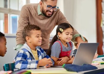 Helping students evaluate AI-generated content