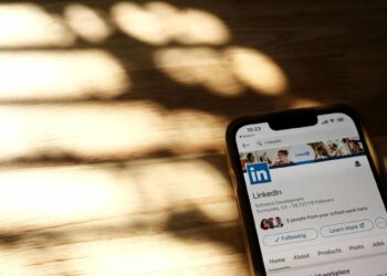 Maximizing Your Reach: How to Effectively Share Blog Posts on LinkedIn